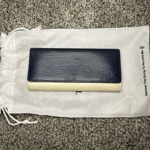 Louis Vuitton 2013 Epi Leather international wallet